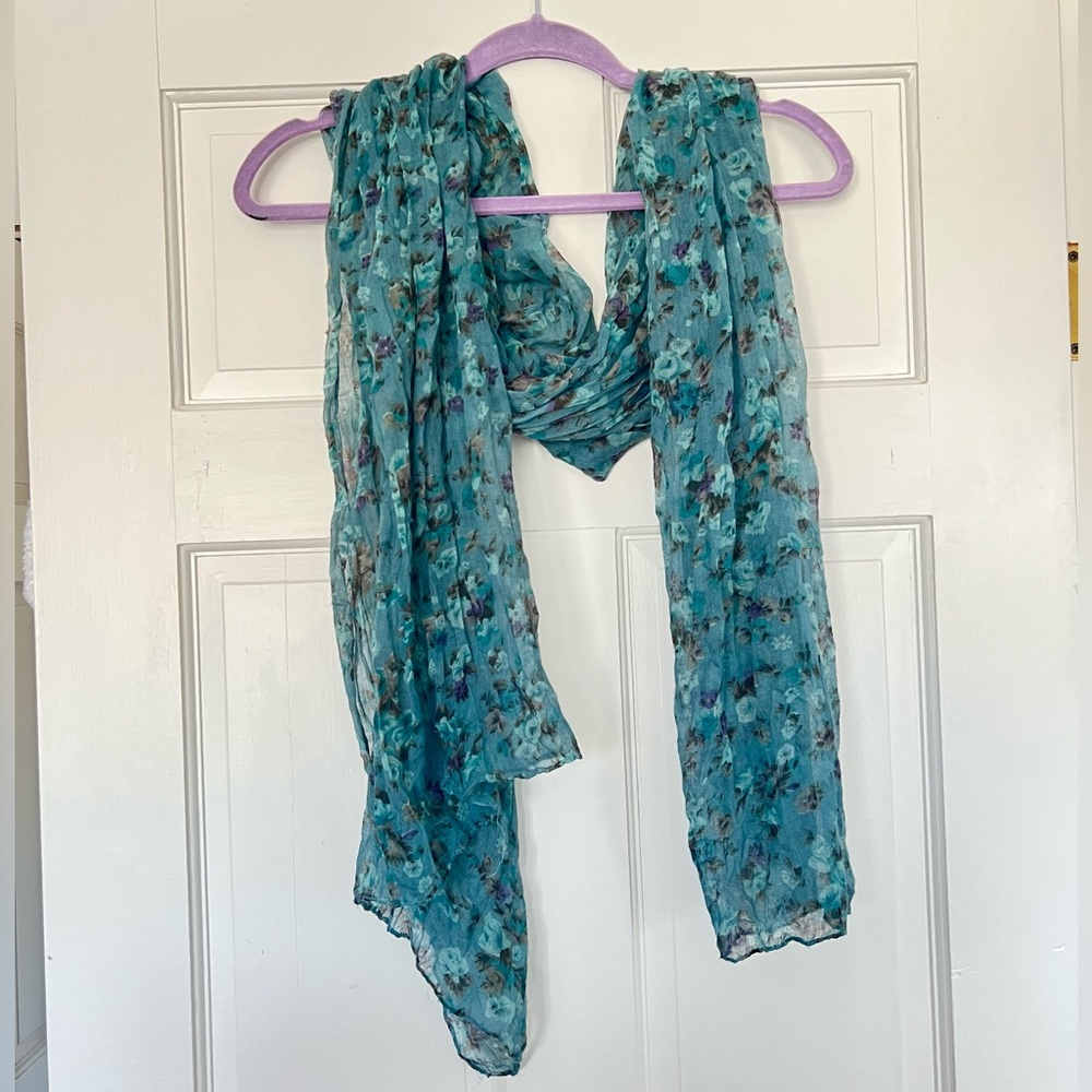 Lovely teal scarf with small flower detail - great condition